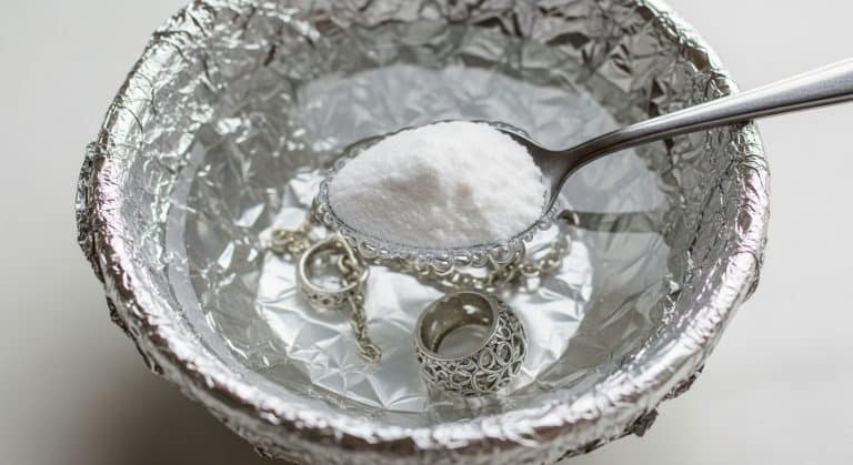 ¿Joyas Opacas? 5 Trucos Caseros y Seguros para Revivir el Brillo de tu Plata