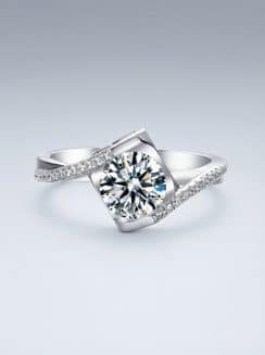 Anillo Moissanita con Engaste de Tensión y Diseño Bypass