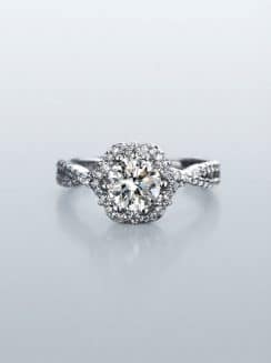 Anillo de Moissanita con Halo Floral y Brazo Entrelazado en Pavé